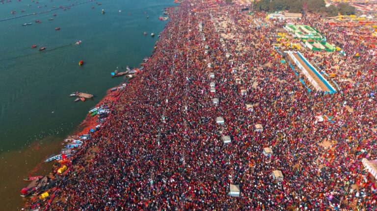 मौनी अमावस्या के बाद भी नहीं थम रहा श्रद्धालुओं का रेला, महाकुम्भ में दिख रही सनातन की शक्ति